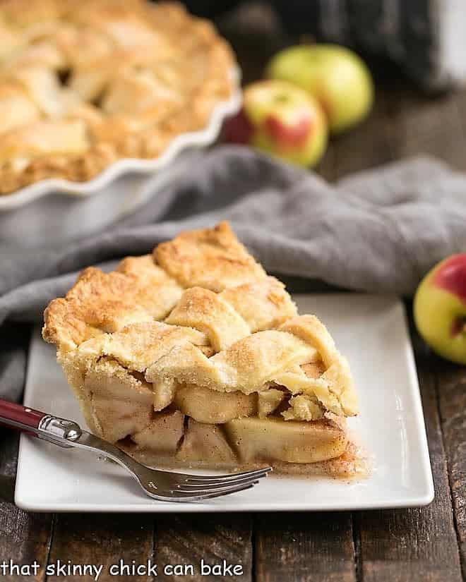 Идеальный кусок яблочного пирога на квадратной белой тарелке.