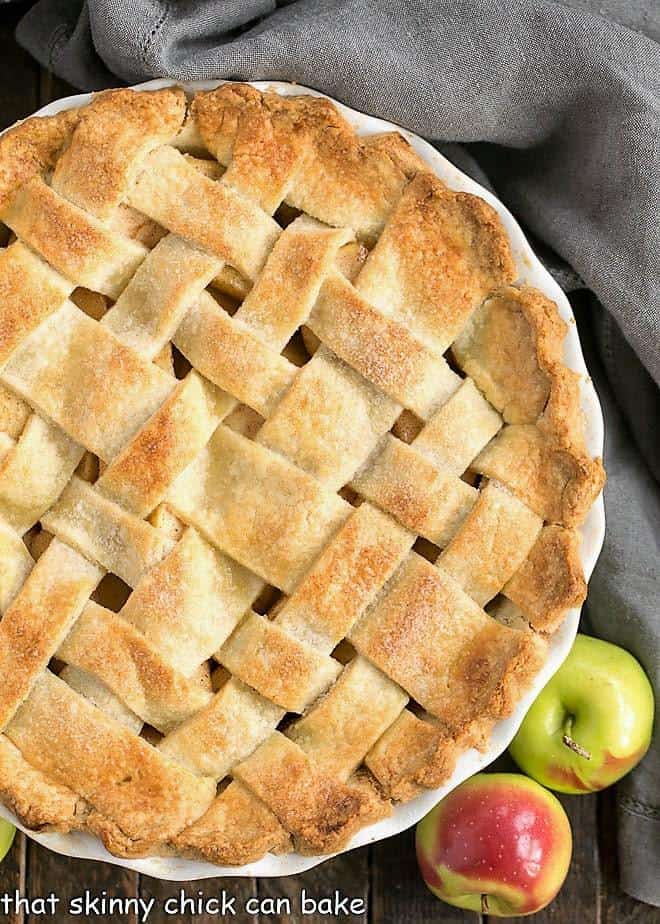 Pogled odozgo na savršenu pitu od jabuka.
