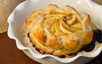 Apple Topped Baked Brie en Croute | That Skinny Chick Can Bake