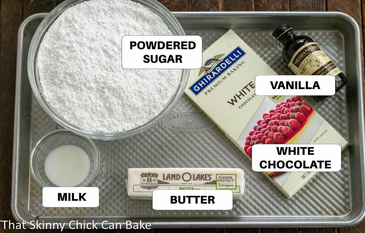 Ингредиенты глазури для пирожных с надписью «Красный бархат» на сковороде.