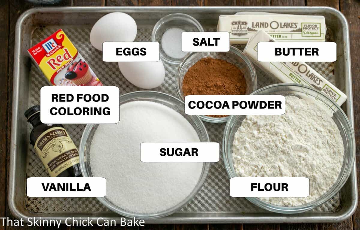 Маркированные ингредиенты красного бархатного пирожного на сковороде.