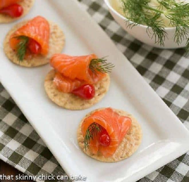 Dilled Gravlax on crackers on a white tray