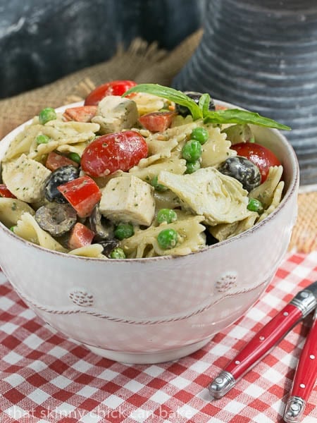 Pesto Pasta Salad Pasta with a pesto dressing and so much more! Pesto Pasta Salad | Pasta with a pesto dressing and so much more!