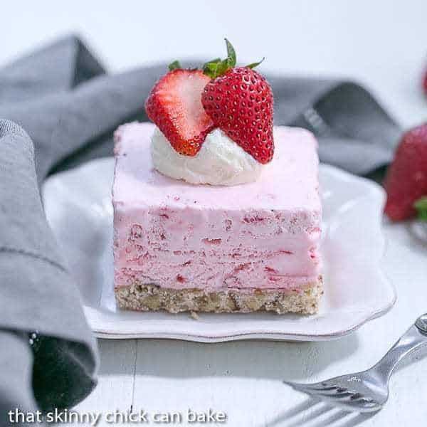 Strawberry Pie Dessertskive på en hvit tallerken med en grå serviett i bakgrunnen