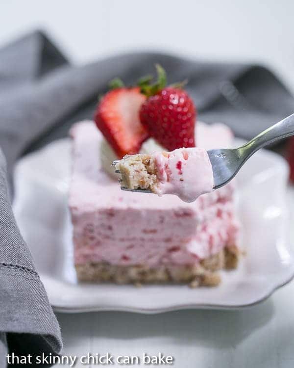 Strawberry Pie Dessert på en hvid tallerken med en gaffelfuld af opskriften i forgrunden.
