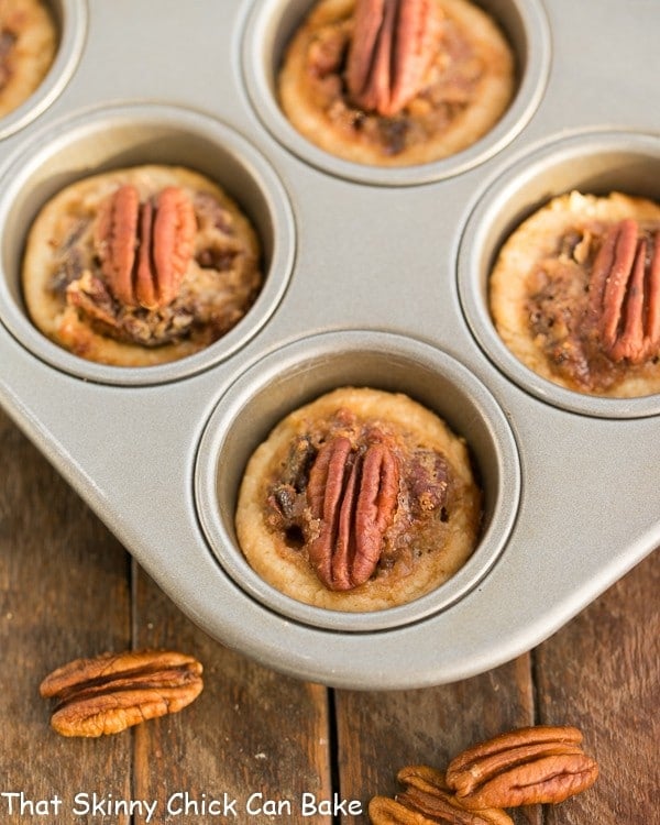 Mini pastissos de pecana al forn en un motlle de mini muffins.
