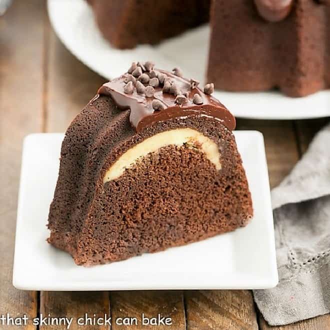 Mit Käsekuchen gefüllter Schokoladen-Gugelhupf - RezeptFinden