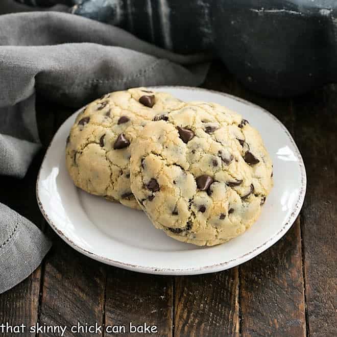 https://www.thatskinnychickcanbake.com/wp-content/uploads/2017/08/Levain-Bakery-Chocolate-Chip-Cookies-7.jpg