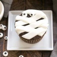 EASY Chocolate Mummy Cupcakes | A simple way to make festive Halloween cupcakes