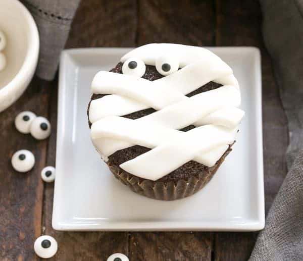 EASY Chocolate Mummy Cupcakes | A simple way to make festive Halloween cupcakes