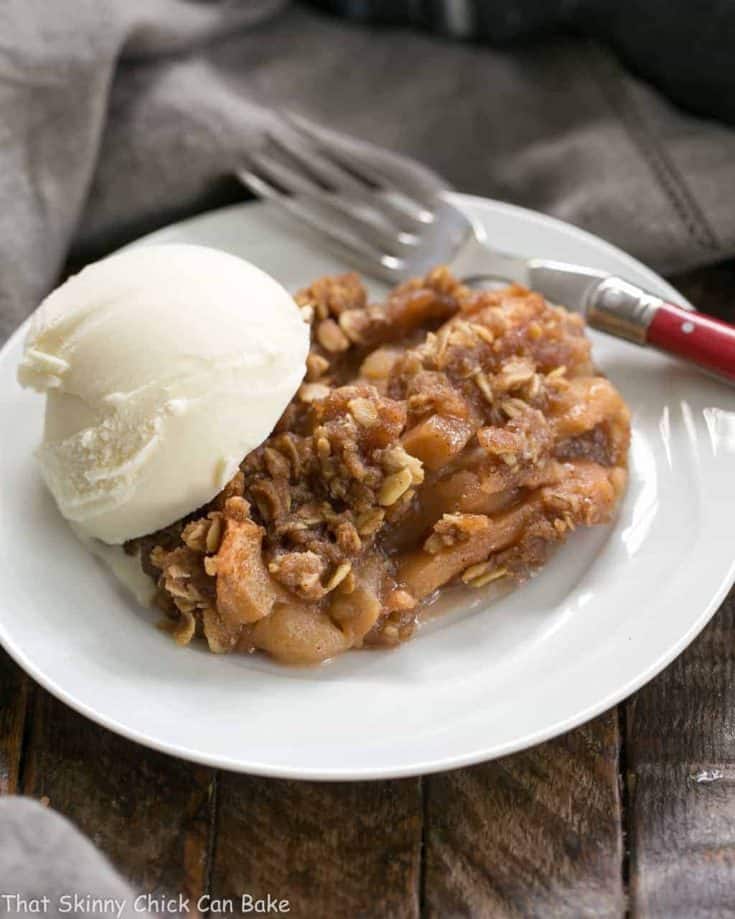 Easy Slow Cooker Apple Crisp | Perfect fall dessert!