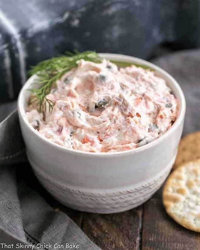 Einfacher Dip mit geräuchertem Lachs und Kapern - RezeptFinden