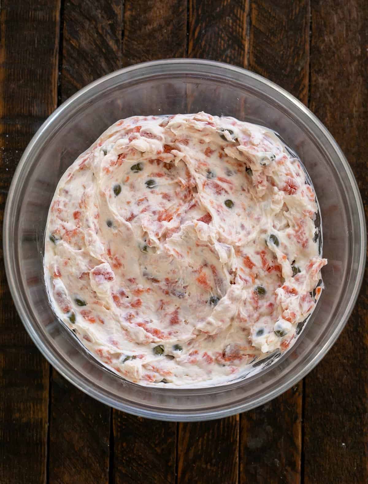 Einfacher Dip mit geräuchertem Lachs und Kapern - RezeptFinden