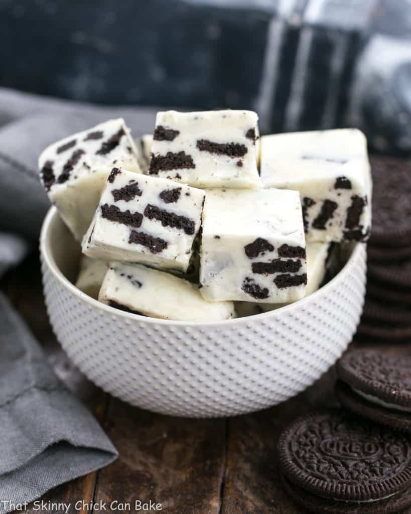 Oreo White Chocolate Fudge in a white ceramic bowl with Oreos