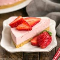 No-Bake Strawberry Cheesecake | A dreamy berry cheesecake that doesn't require turning on the oven!!!