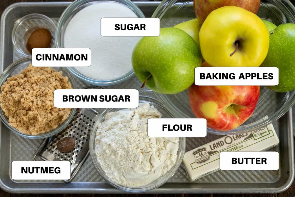Apple Crisp Ingredients označené na plechovej panvici.