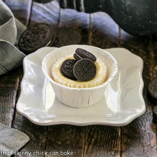 One mini Oreo Cheesecake on a square white plate